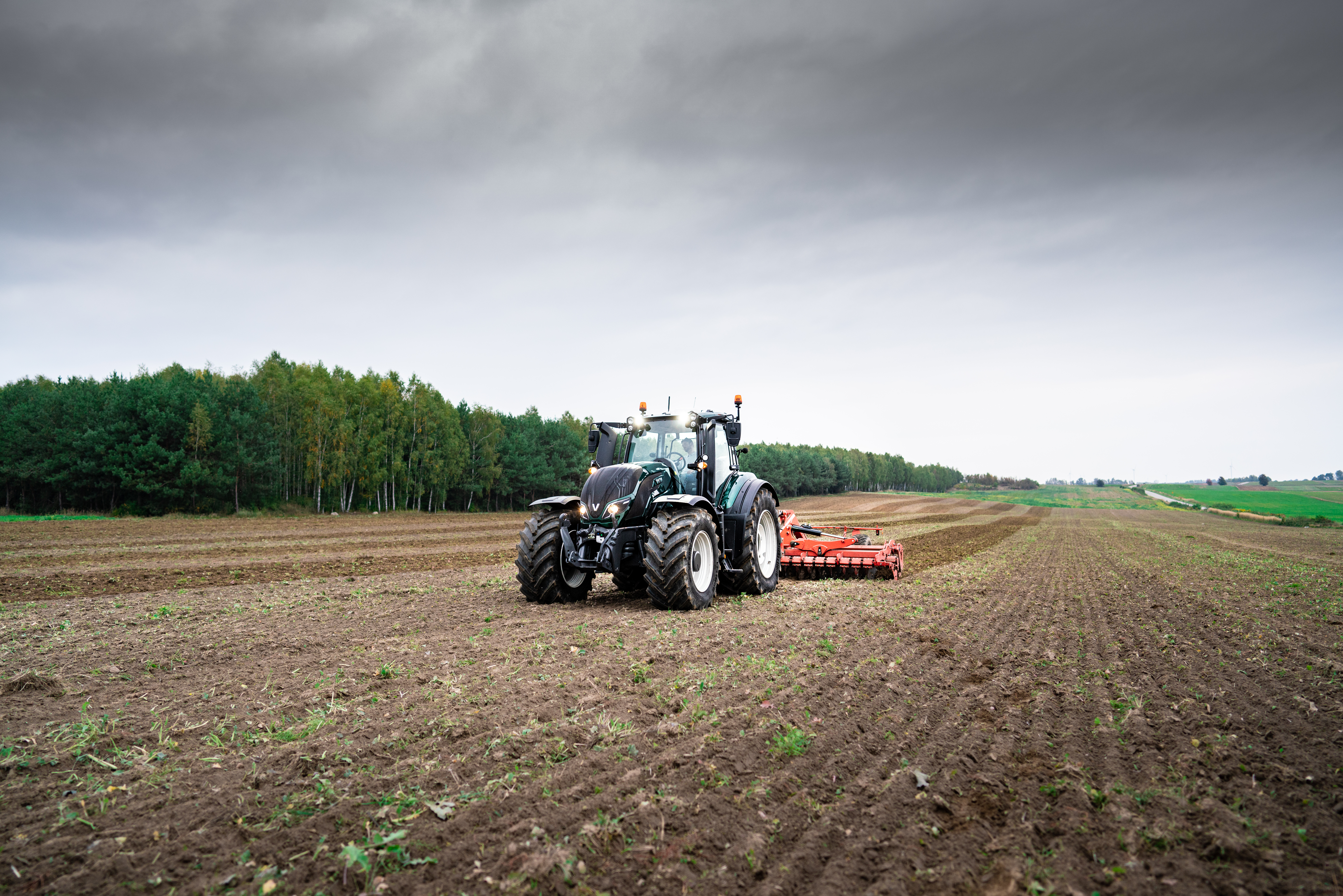 Трактор Valtra поехал на дистанционном управлении