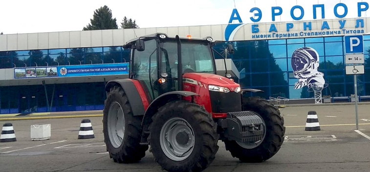 «АгроЦентрЗахарово» поставил трактор Massey Ferguson 6713 в аэропорт Барнаула